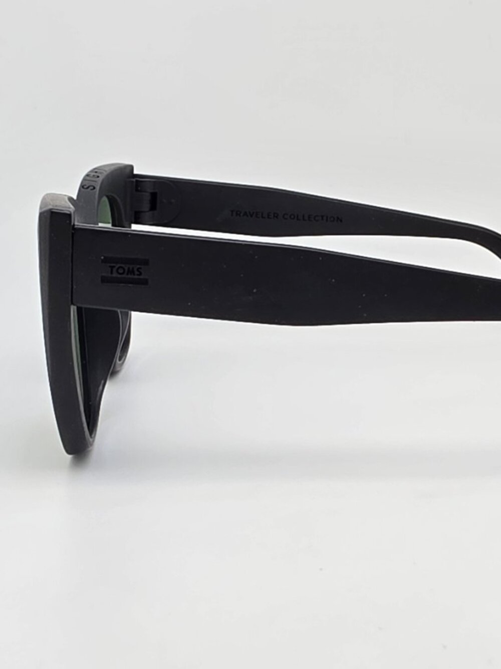 Toms Sydney Traveler Collection Black Frame Green Lens Cat Eye Sunglasses 50-23 - Picture 3 of 13